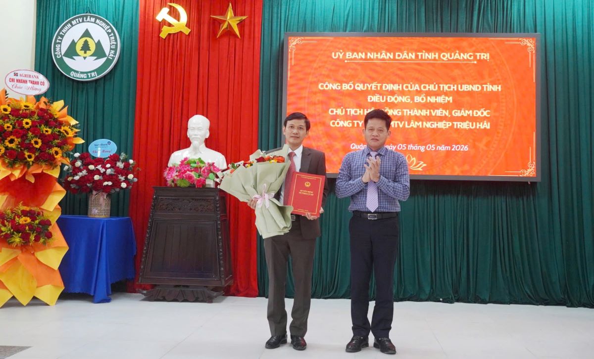 Mr. Hoang Ngoc Thanh (left photo) receives the transfer and appointment decision. Photo: Hung Tho