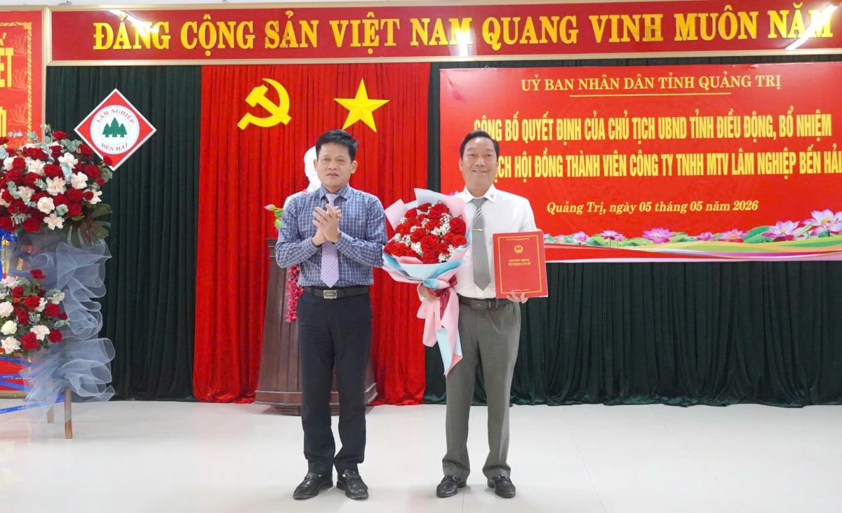 Ông Lê Hoài Nhân (phải ảnh) nhận quyết định điều động, bổ nhiệm. Ảnh: Hưng Thơ