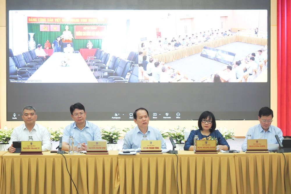 Minister of Justice (sitting in the middle) requested to continue to drastically implement tasks to cut and simplify business conditions in a recent working session. Photo: Ministry of Justice