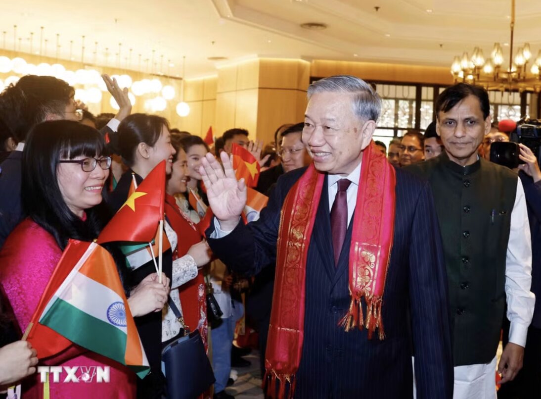 Cán bộ, nhân viên Đại sứ quán, cộng đồng người Việt Nam và lưu học sinh Việt Nam tại Ấn Độ đón Tổng Bí thư, Chủ tịch nước Tô Lâm. Ảnh: TTXVN 