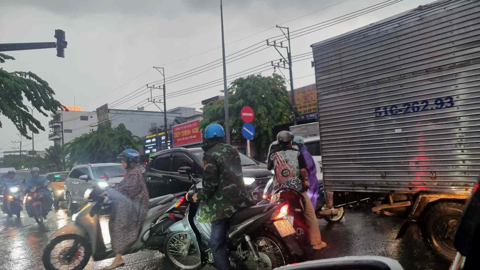 Dòng phương tiện nối đuôi nhau nhích từng chút một dưới trời mua lớn. Ảnh: Bạn đọc cung cấp