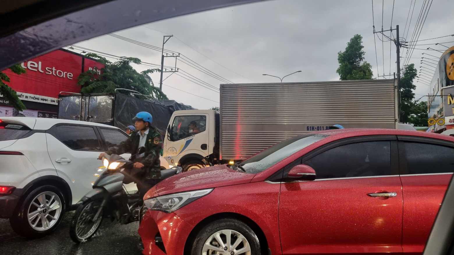 Prolonged congestion and traffic chaos at the intersection of Nguyen Thi Minh Khai street and Phu Loi street. Photo: Dinh Trong