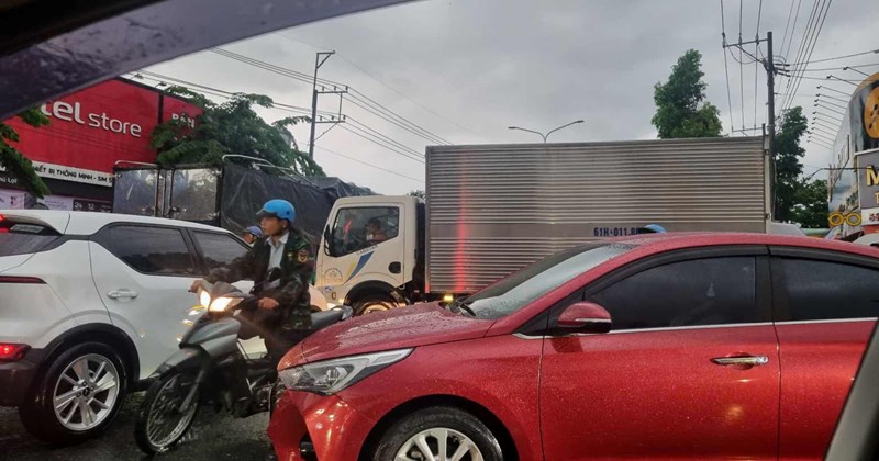 Mưa lớn, kẹt xe gây khó cho người dân TP.HCM đi lại