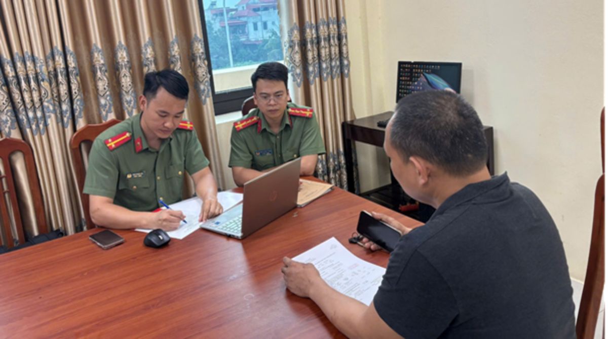 Công an phường Duy Tân, tỉnh Ninh Bình làm việc với anh H.A.T về hành vi đăng tải thông tin sai sự thật. Ảnh: Công an Ninh Bình