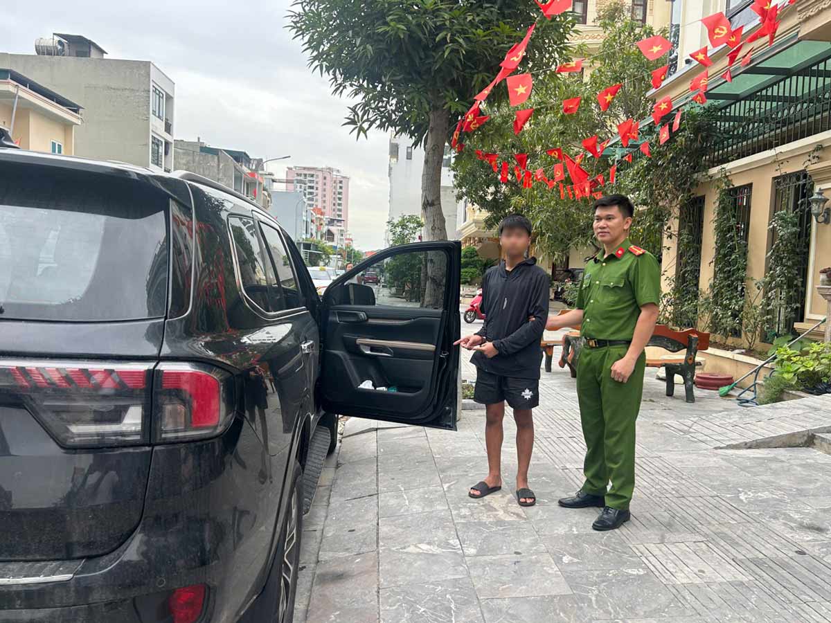 Đối tượng Vũ Hồng Phúc tại hiện trường nơi thực hiện hành vi trộm cắp tài sản trên xe ô tô. Ảnh: Công an Quảng Ninh