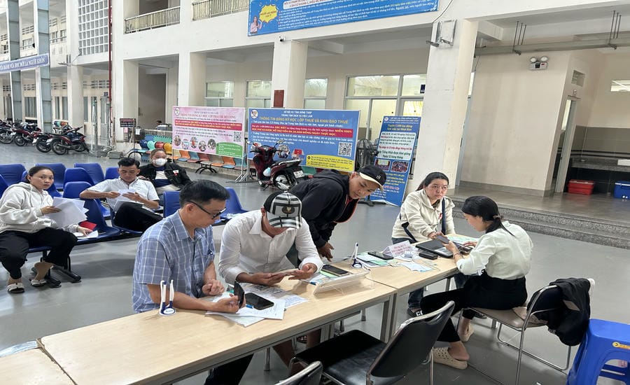 Workers carry out procedures to enjoy benefits at the Employment Service Center. Photo: Luong Hanh