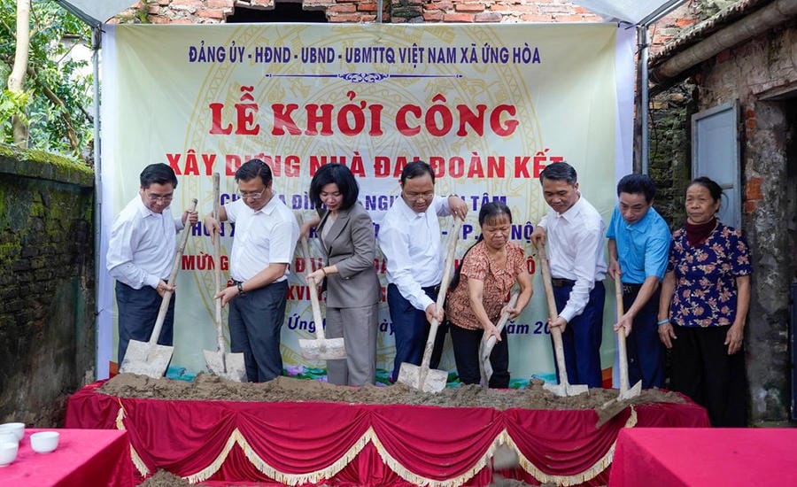 Commencement of construction of Great Solidarity house for Ms. Nguyen Thi Tam's family in Ung Hoa commune, Hanoi City. Photo: Hanoi City Fatherland Front