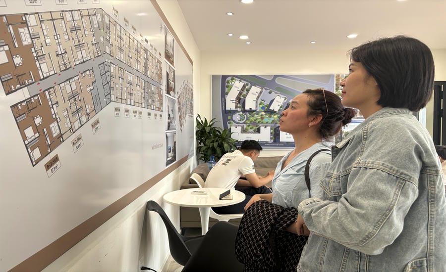 Ms. Le Thi Thanh Huyen (2nd from right) and her friend learn about the project to choose a suitable social housing apartment. Photo: Bao Han