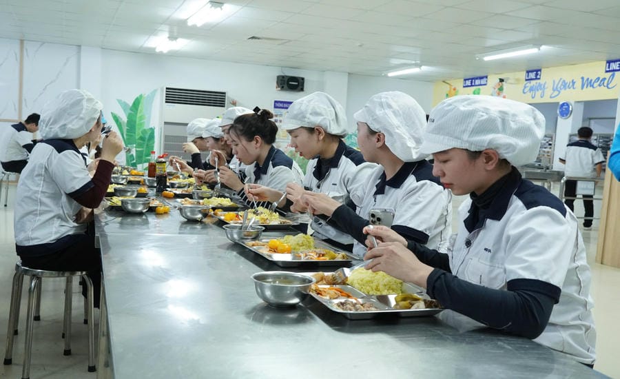 Mid-shift meal to ensure health for workers at Hoya Lens Vietnam Co., Ltd. - Quang Ngai branch. Photo: Dong Giang