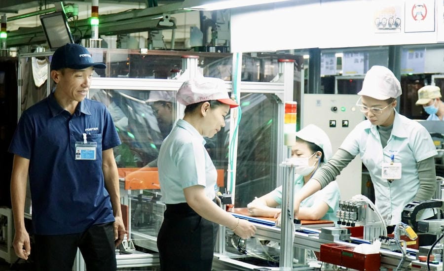 Mr. Nguyen Trung Tinh - Chairman of the Grassroots Trade Union of Foster Electronics Vietnam Co., Ltd. (left cover) - proactively negotiates and dialogues to help workers enjoy more benefits than prescribed by law. Photo: Duc Long