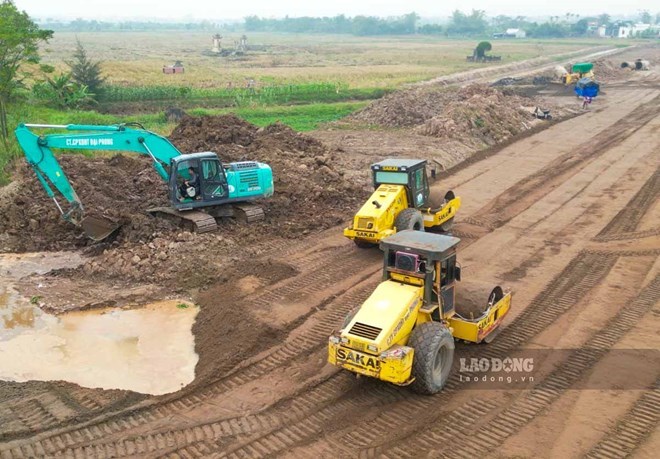 Construction machinery for the Ninh Binh - Hai Phong expressway project, section through Hung Yen province. Photo: Luong Ha