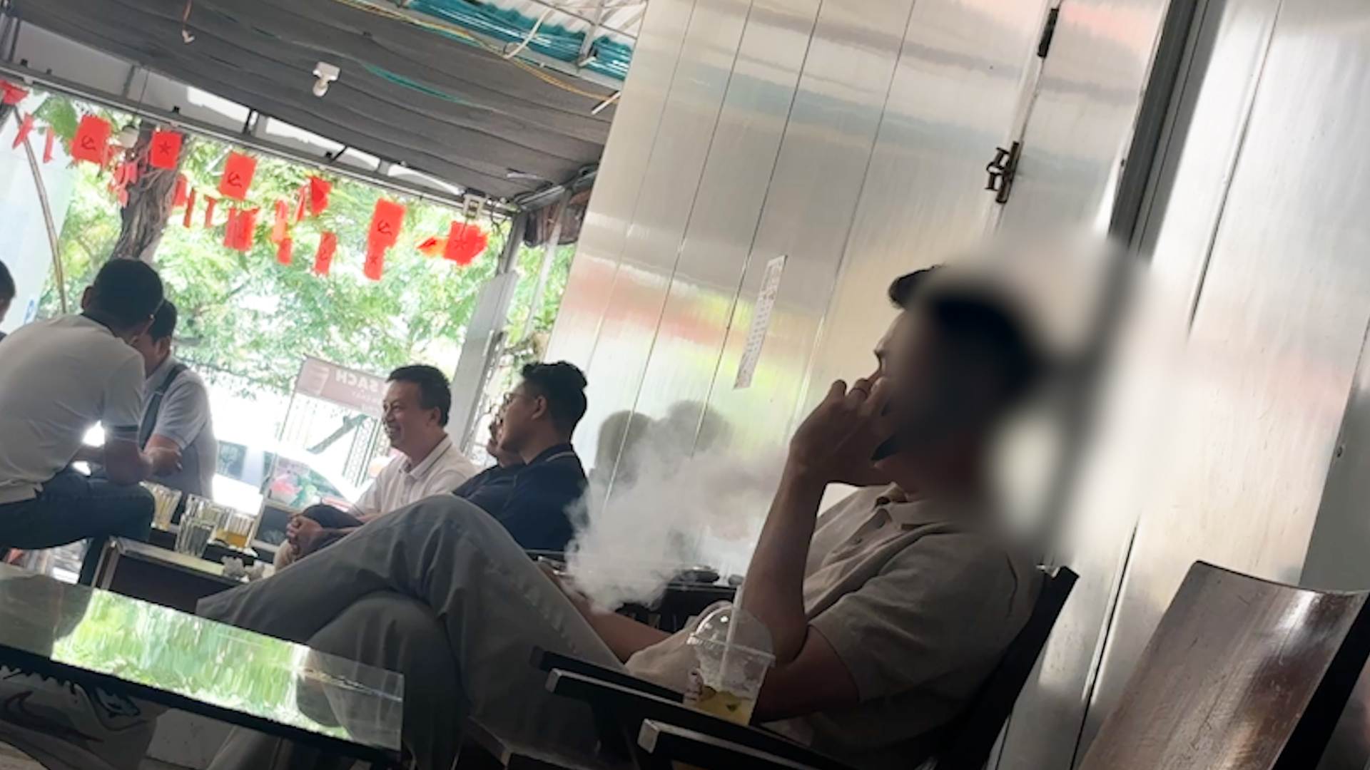 A pesar de la prohibición, comercian y utilizan descaradamente cigarrillos electrónicos.