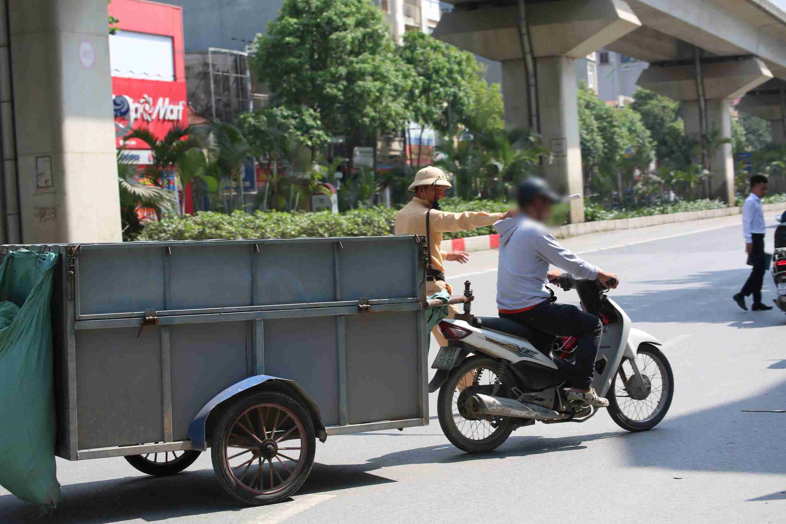 Hanoi traffic police strongly handle self-made delivery trucks carrying bulky goods