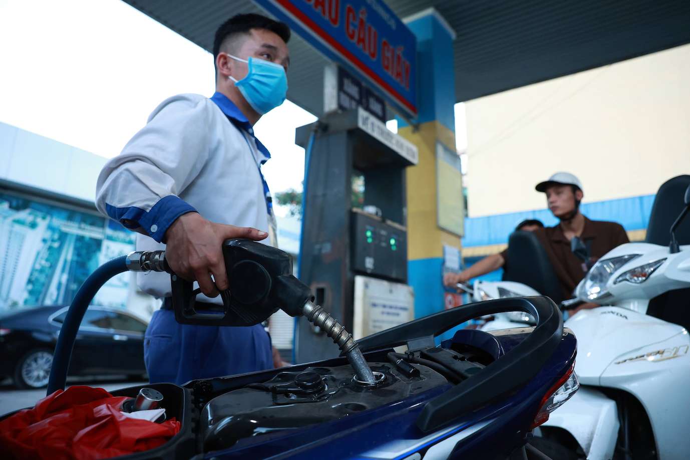 It is predicted that in the next operating session, domestic gasoline and oil prices will fluctuate according to the world situation. Photo: Hai Nguyen