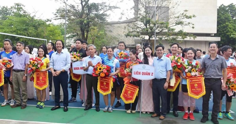 Khai mạc giải bóng chuyền cán bộ, viên chức Trường ĐH Sư phạm Huế