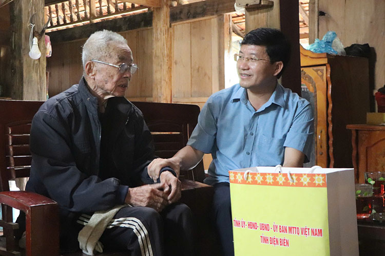 Mr. Mua A Vang presents gifts to Dien Bien soldier Tong Van Khun, residing in group 1, Na Son commune, Dien Bien province. Photo: Minh Thao