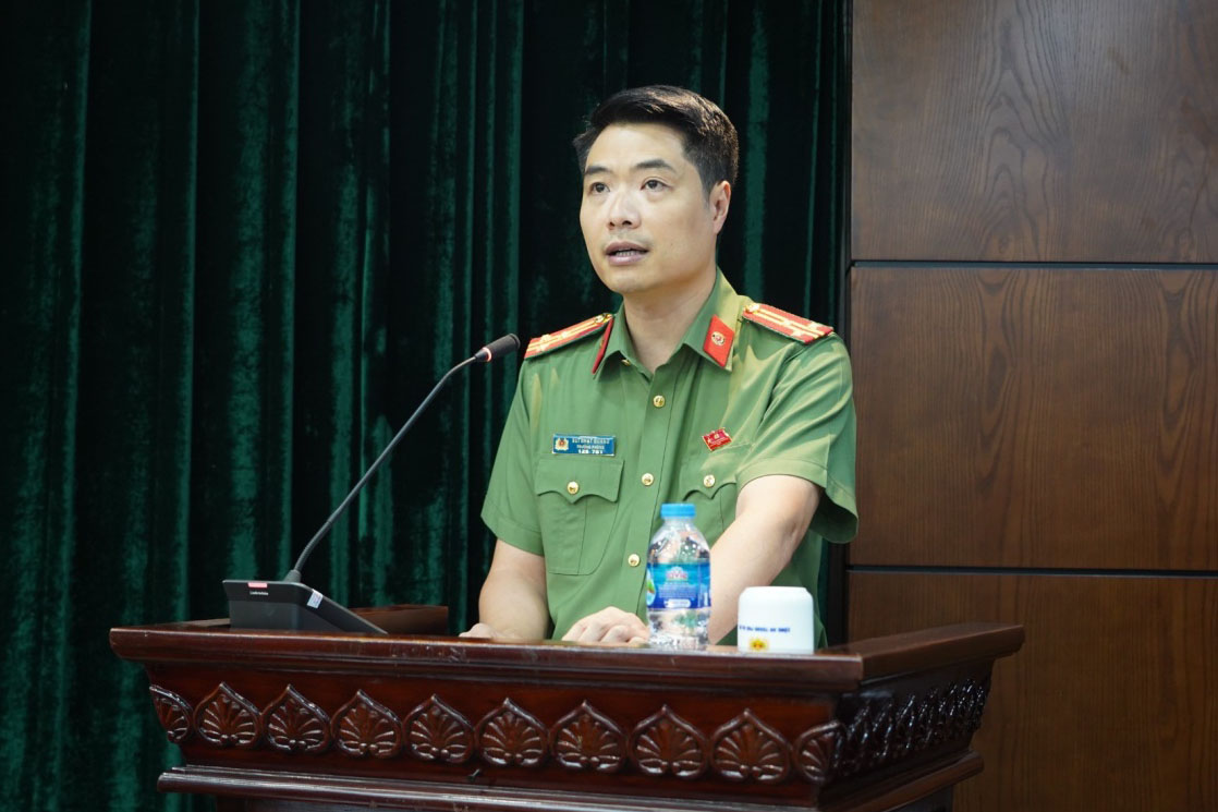 Thượng tá Bùi Nhật Quang, Trưởng phòng Tham mưu CATP trình bày tóm tắt tình hình, kết quả công tác Công an tháng 4.2026. Ảnh: Công an Hà Nội  