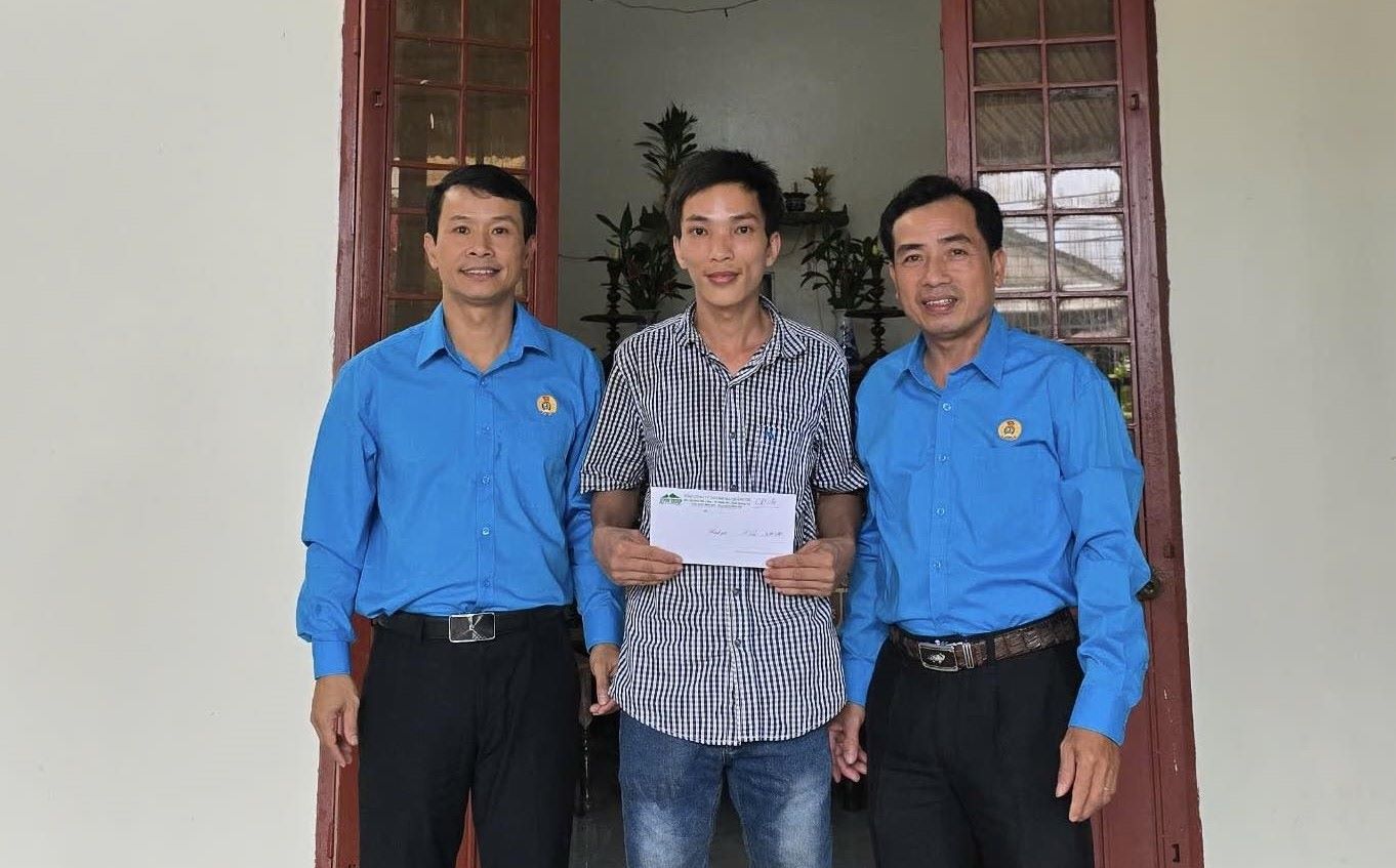 Quang Tri Trade Corporation visits and provides support to union members who suffered labor accidents. Photo: Nghe An Trade Union