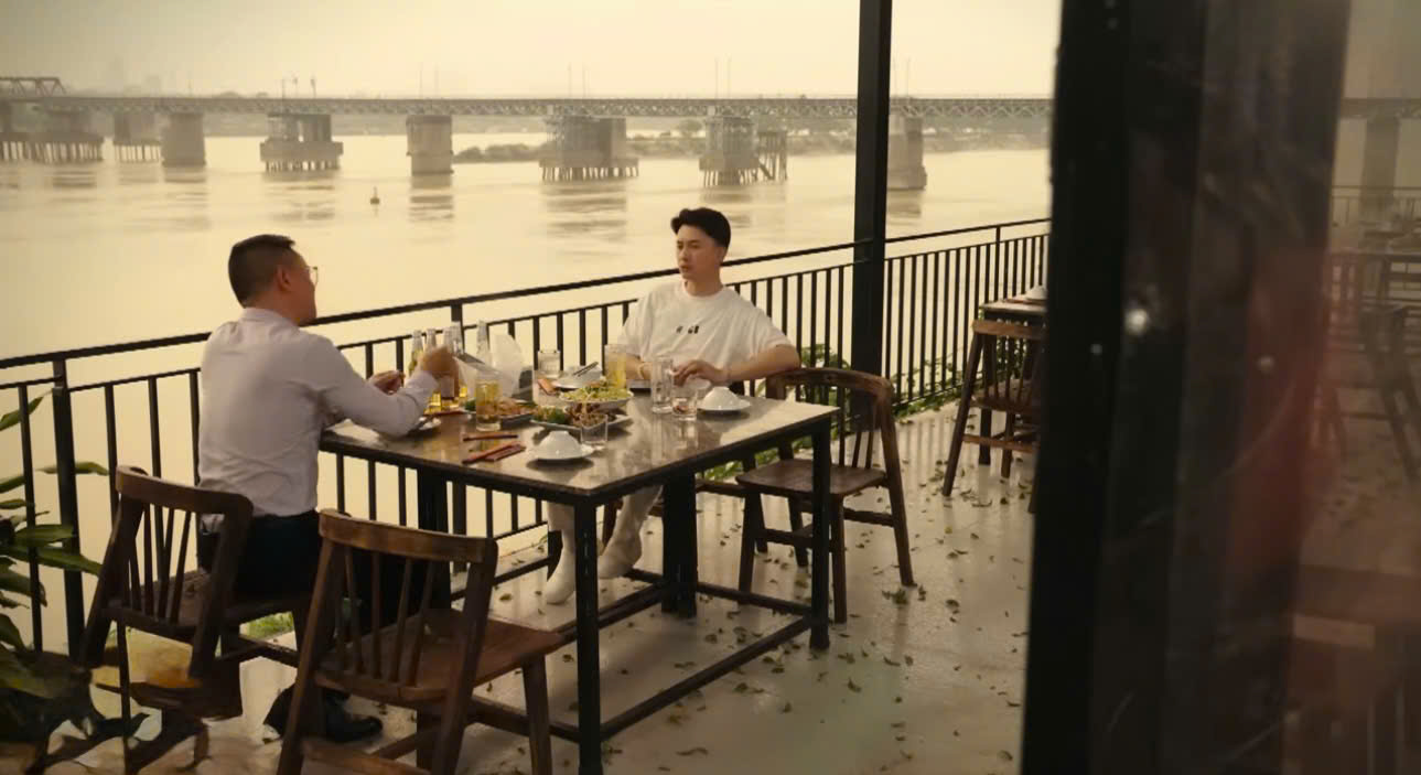 Dũng gặp giám đốc công ty đối thử hả hê sau khi chơi xấu công ty cũ. Ảnh: VFC  