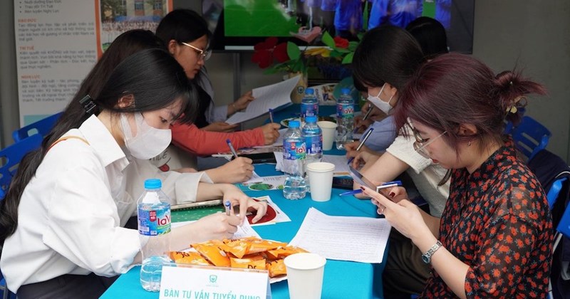 Sinh viên ngành Triết học được miễn học phí?