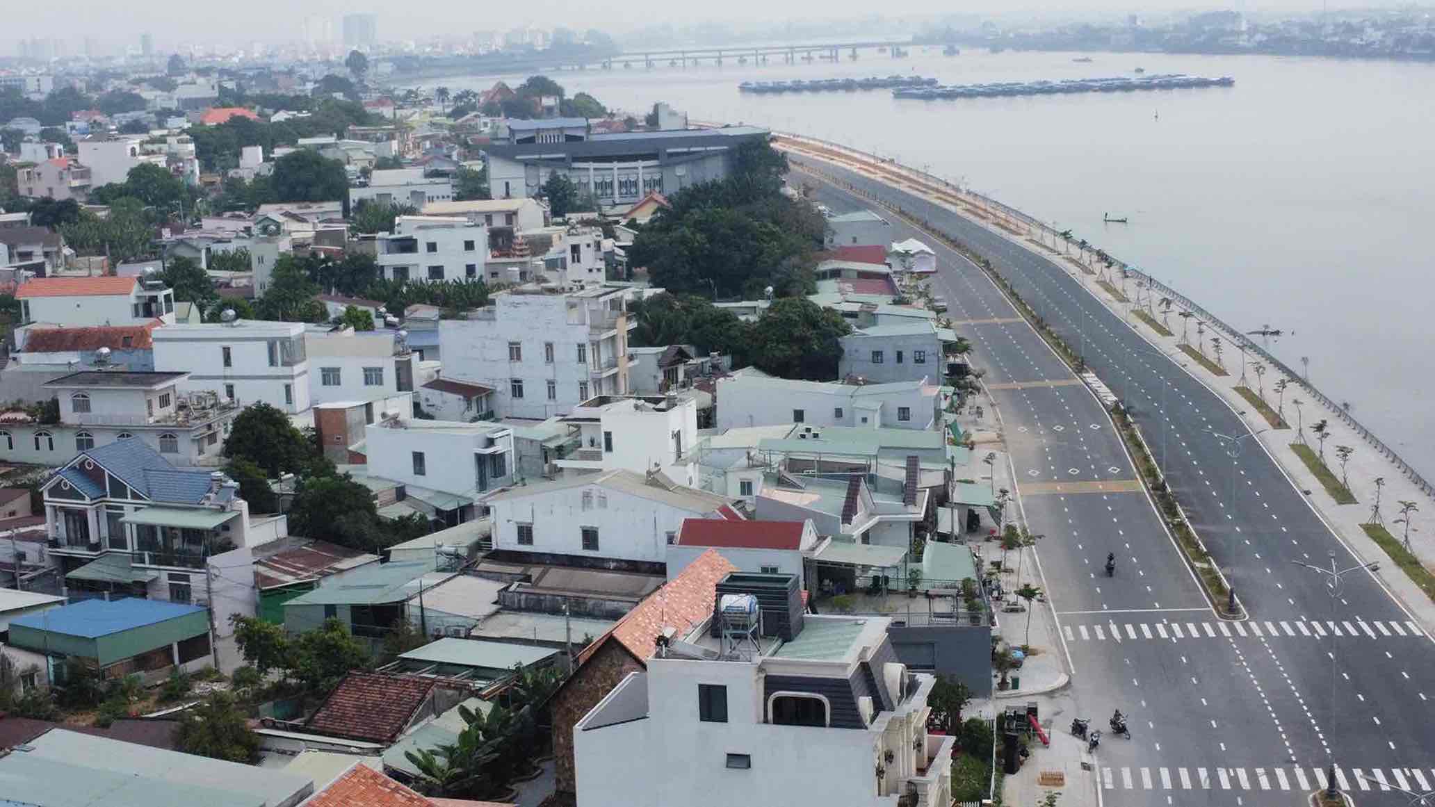 Khu đô thị khang trang, hiện đại ở phường Trấn Biên hình thành theo dự án đường ven sông. Ảnh: HAC