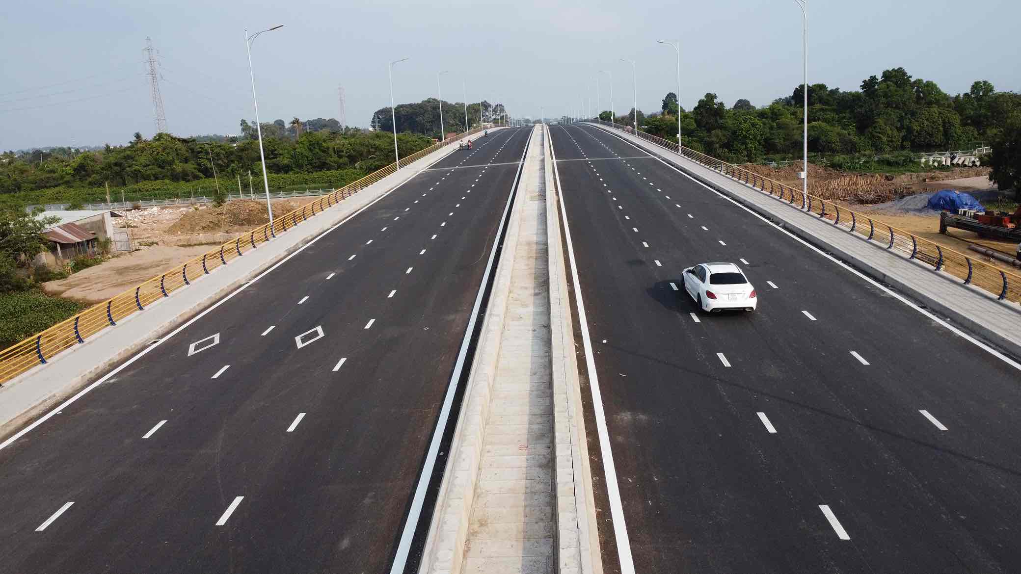 Thong Nhat bridge belongs to the central trunk road project, contributing to changing the urban appearance of Tran Bien ward and connecting Dong Nai traffic with Ho Chi Minh City. Photo: HAC