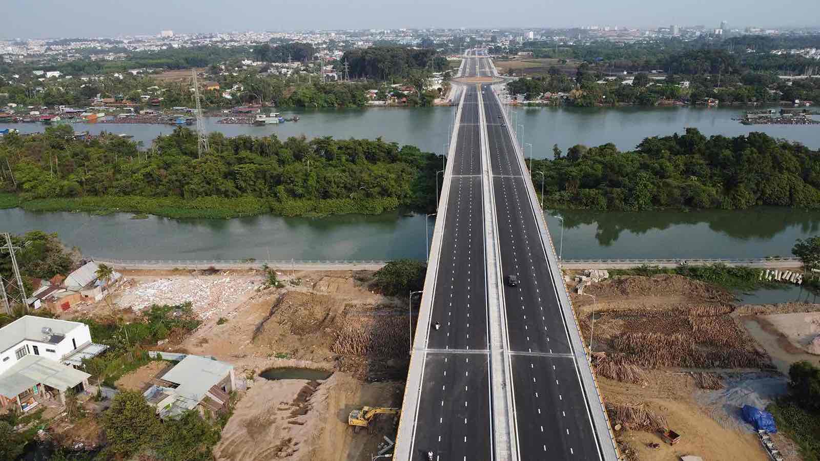 Cầu Thống Nhất ở phường Trấn Biên. Ảnh: HAC