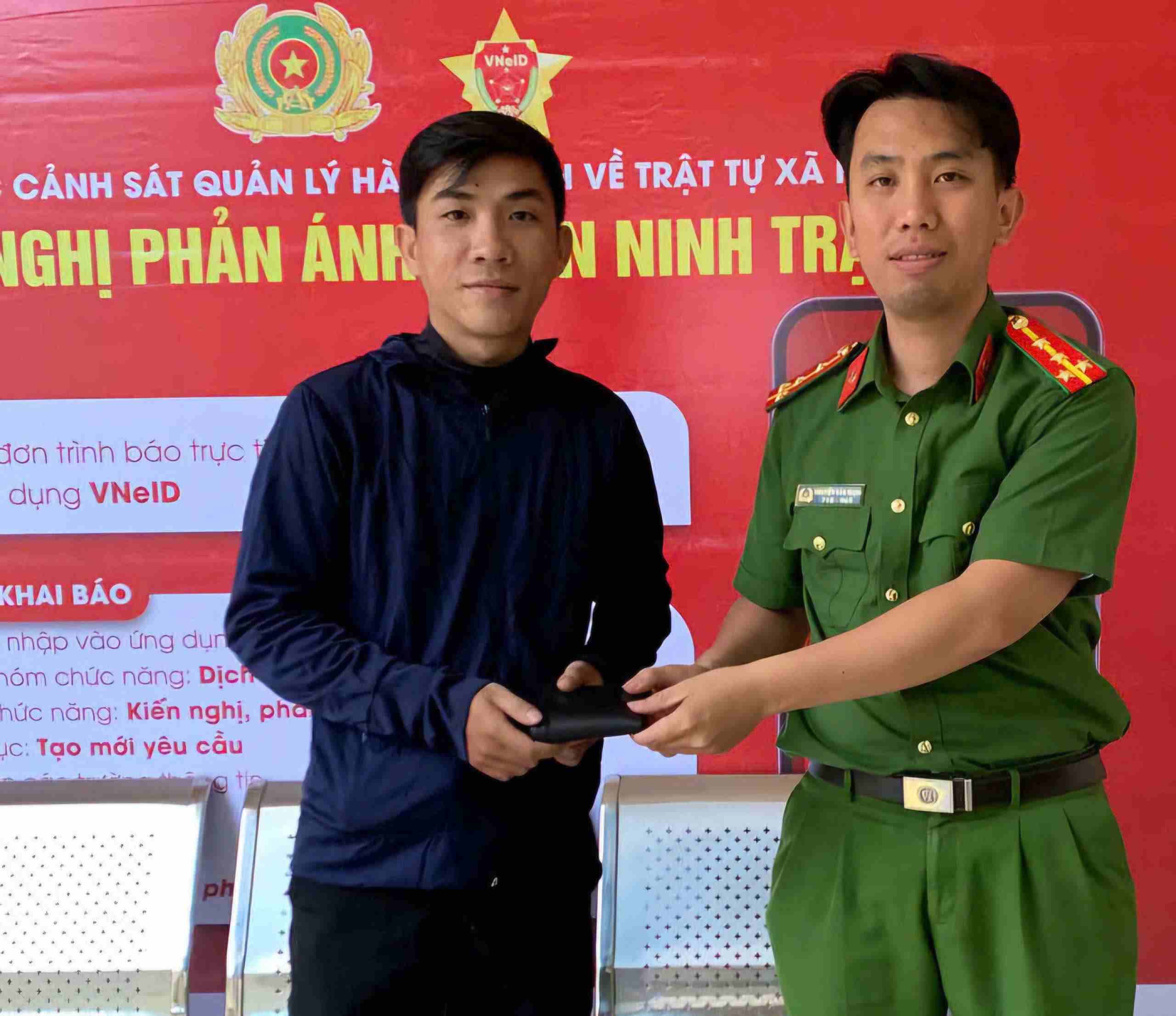 Công an phường Xuân Hương - Đà Lạt trao trả lại chiếc ví cho người đánh rơi. Ảnh: Công an cung cấp 