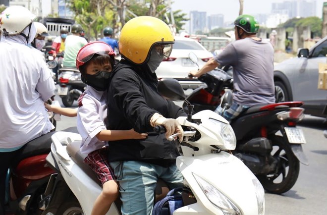 Nhiều trường học tại TPHCM đang tạm dừng tổ chức ăn bán trú. Hình ảnh học sinh Trường Tiểu học Đặng Thùy Trâm được phụ huynh đón về buổi trưa khi trường tạm dừng ăn bán trú. Ảnh: Minh Nguyệt 
