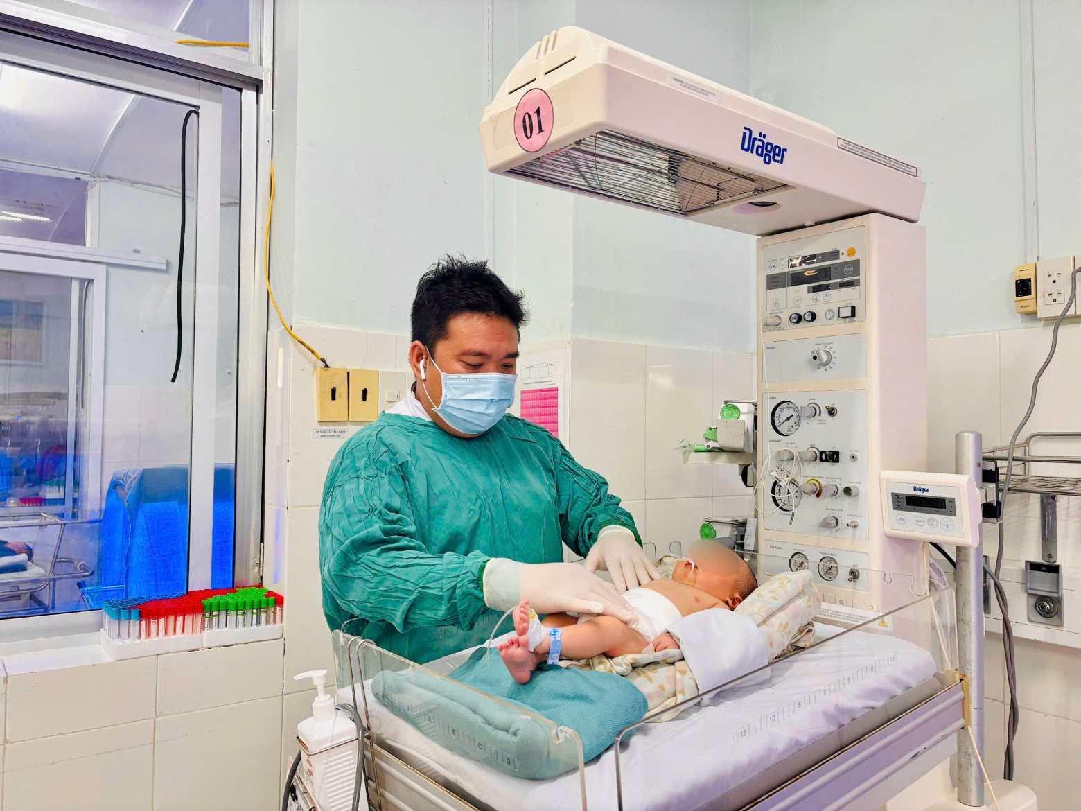 Doctors and nurses of Khanh Hoa General Hospital successfully rescued a newborn baby with intestinal torsion. Photo: Anh Thu