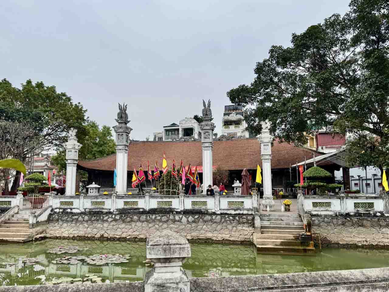 Hồ bán nguyệt trước đình. Ảnh: Linh Boo