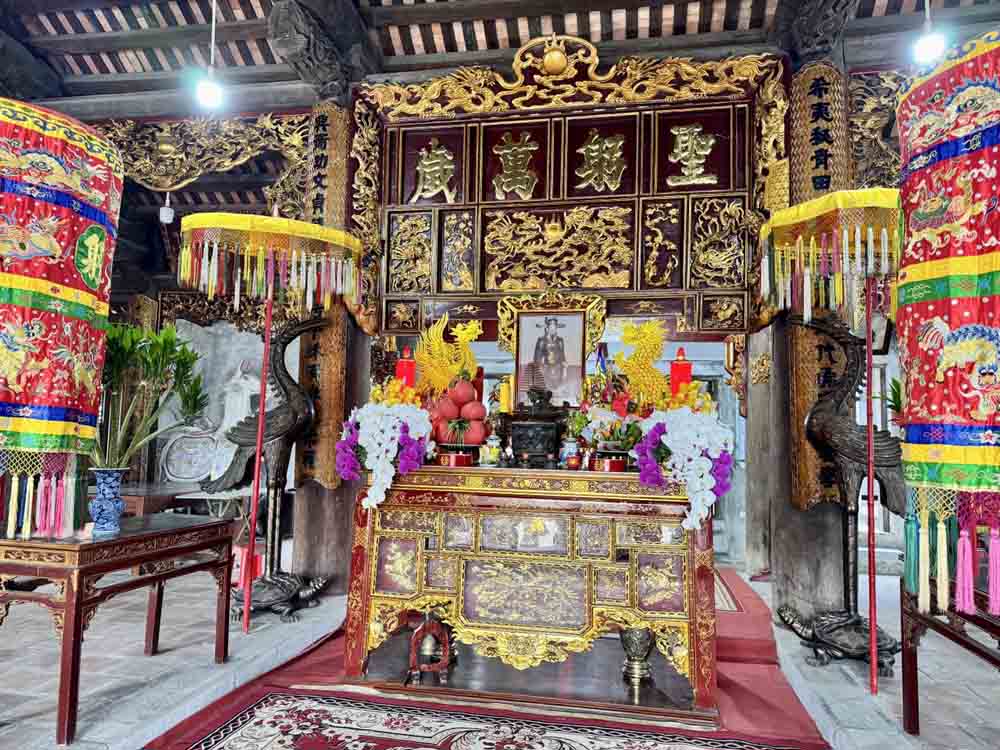 Ban thờ Trạng Trình Nguyễn Bỉnh Khiêm. Ảnh: Linh Boo