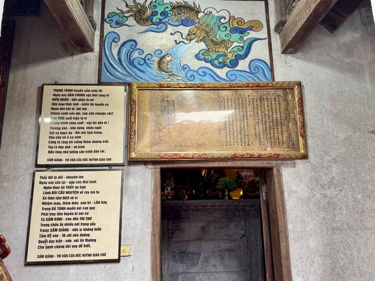 Đình còn lưu giữ nhiều đạo sắc phong thần, bản cổ nhất có niên hiệu Vĩnh Khánh năm thứ 2 (1730). Ảnh: Linh Boo