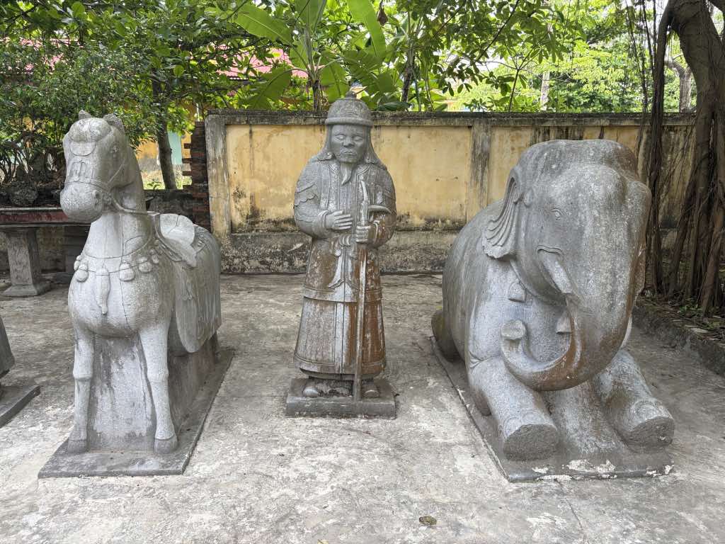 Tượng voi đá, ngựa đá và người đứng hầu. Ảnh: Thục Quyên 