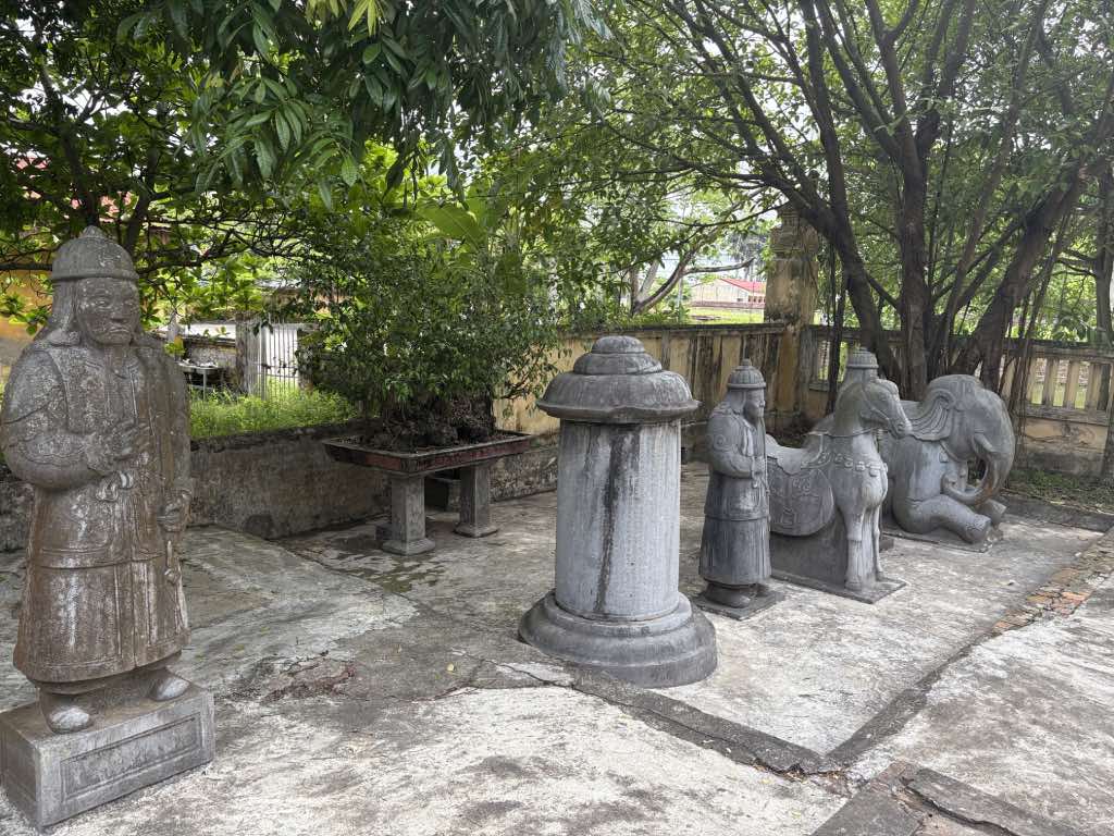 Quần thể tượng đá được đặt ở trong khuôn viên di tích. Ảnh: Thục Quyên 