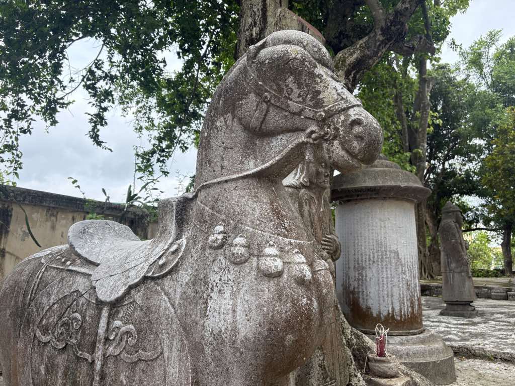 Hình ảnh tượng ngựa đá oai phong, sinh động. Ảnh: Thục Quyên 