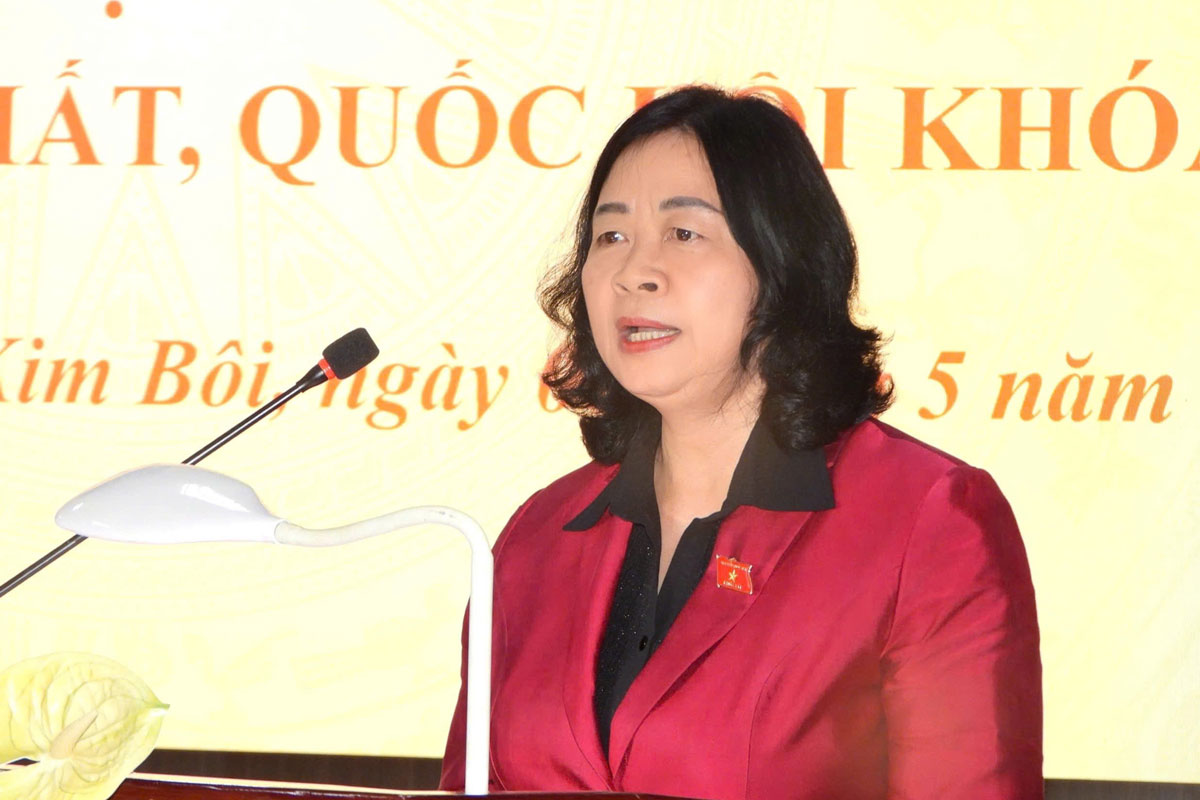 Mme Bùi Thị Minh Hoài s'exprime lors de la rencontre avec les électeurs. Photo: Minh Chuyên