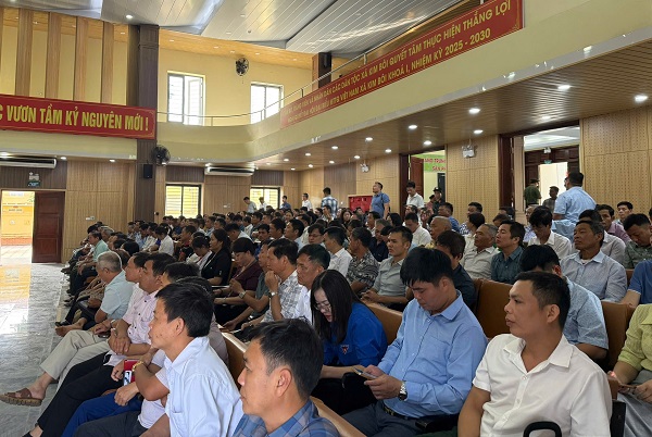 Cử tri một số xã ở Phú Thọ tham gia buổi tiếp xúc. Ảnh: Minh Chuyên