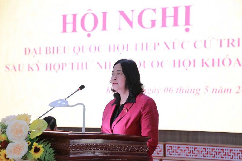 Ms. Bui Thi Minh Hoai speaks at the voter meeting. Photo: Minh Chuyen