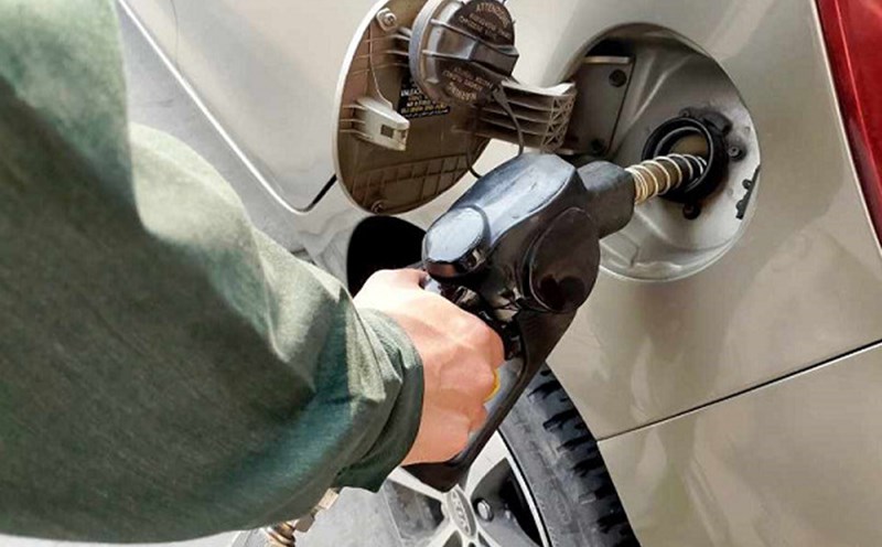Gasoline and oil prices continue to fall sharply. Photo: Ha Vy