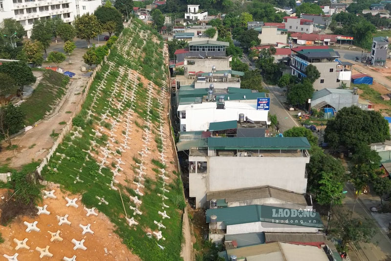 Nhiều đoạn kè chính phía sau Trường Chính trị tỉnh Lào Cai đã hoàn thiện. Ảnh: Đinh Đại