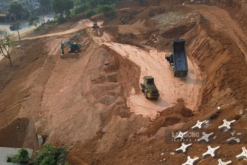 Các máy lu, máy xúc cùng xe tải chở đất hoạt động nhộn nhịp nhằm sớm hoàn thành dự án. Ảnh: Đinh Đại