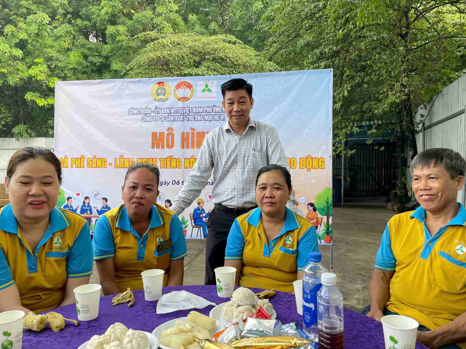 Ông Lê Văn Hồng - Chủ tịch UBND phường Hòa Lợi trò chuyện giải đáp những kiến nghị của người lao động. Ảnh: Đình Trọng