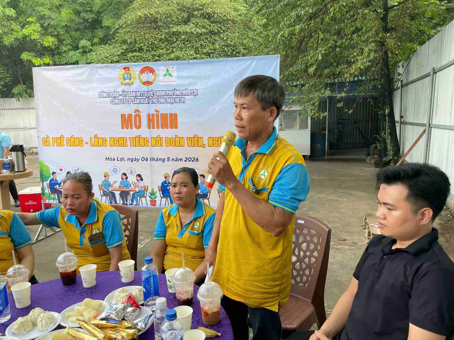 Người lao động trao đổi với lãnh đạo địa phương, doanh nghiệp. Ảnh: Đình Trọng