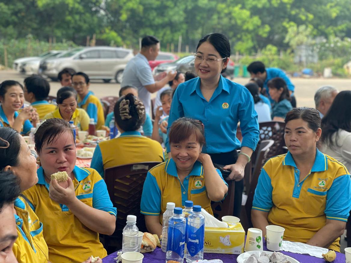 For the first time, the morning coffee program is organized in businesses for workers in Hoa Loi ward. Photo: Dinh Trong