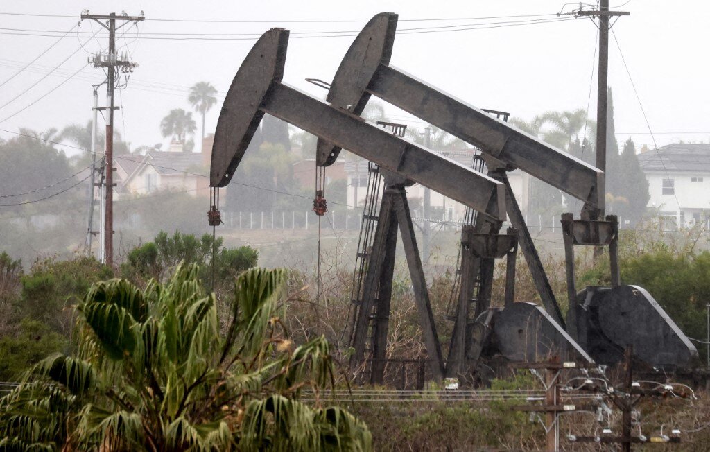 Oil pumps operating in the US. On May 6, world oil prices fell for the 2nd consecutive session. Photo: AFP