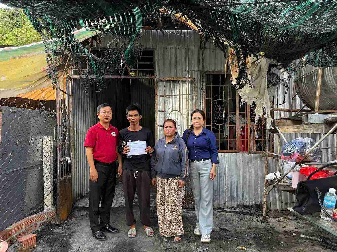 The Red Cross Society urgently supports families in difficult circumstances whose assets were completely burned down. Photo: Nghia Tinh