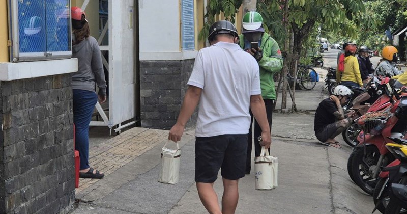 TP.HCM: Phụ huynh tất bật đón con, mang cơm đến trường