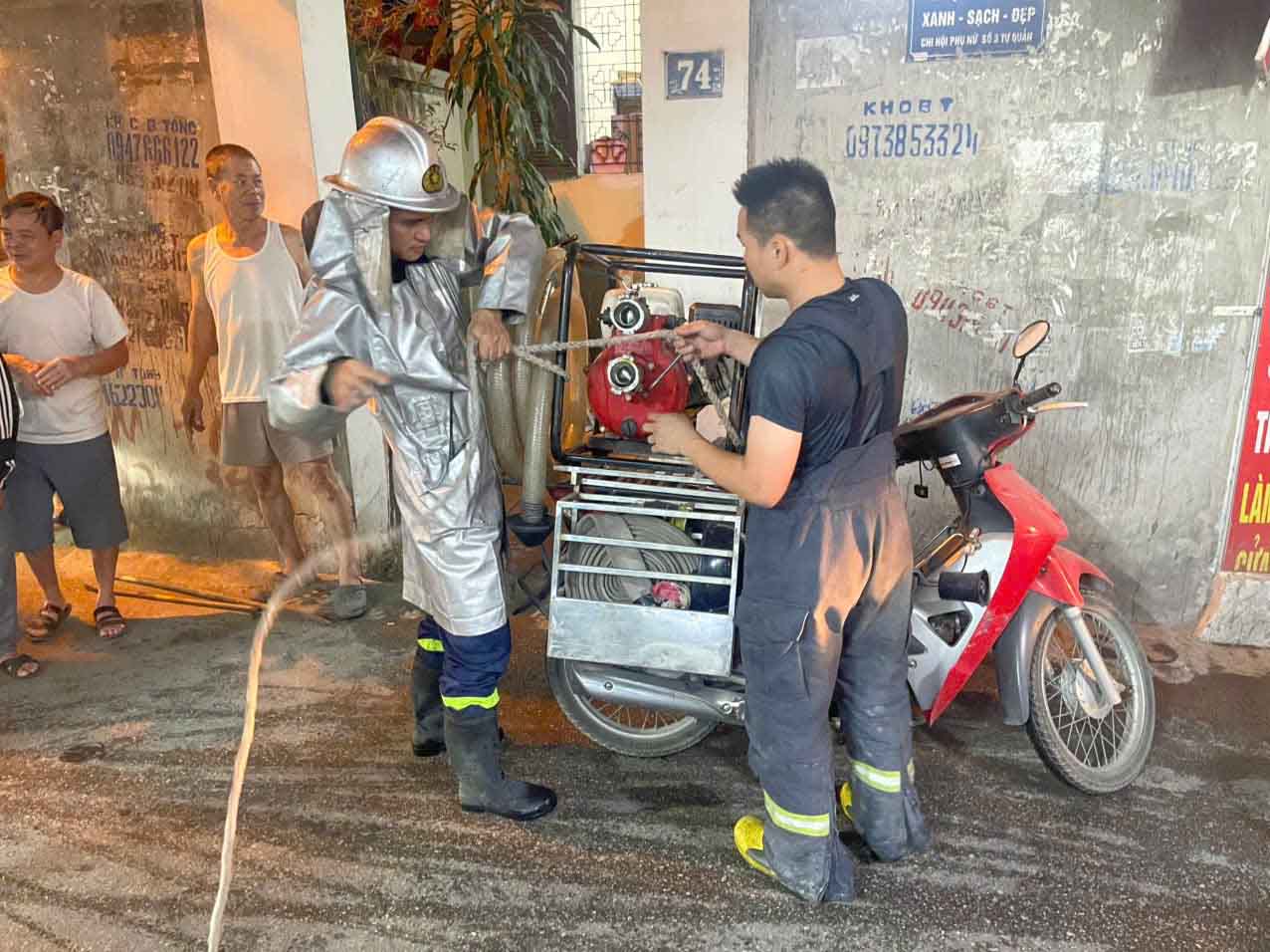 Fire-fighting motorbikes at Team CC&CNCH area No. 12 were brought to the scene to put out the fire. Photo: Hanoi Police