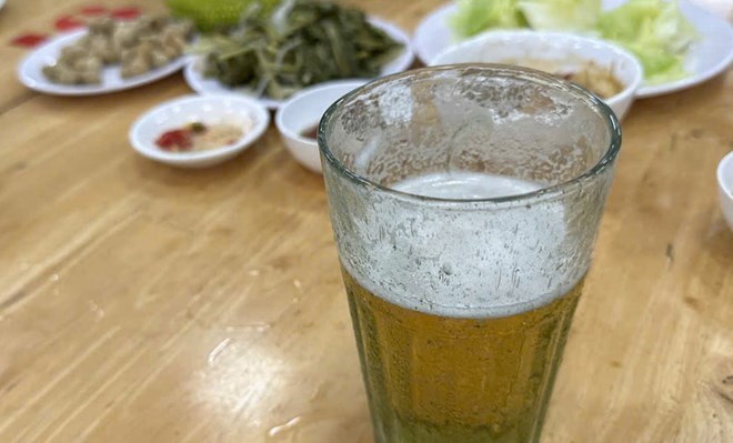 Một quán bia tại Hoàn Kiếm bị phạt 50 triệu đồng vì giấy chứng nhận an toàn thực phẩm hết hạn. Ảnh: Hà Anh
